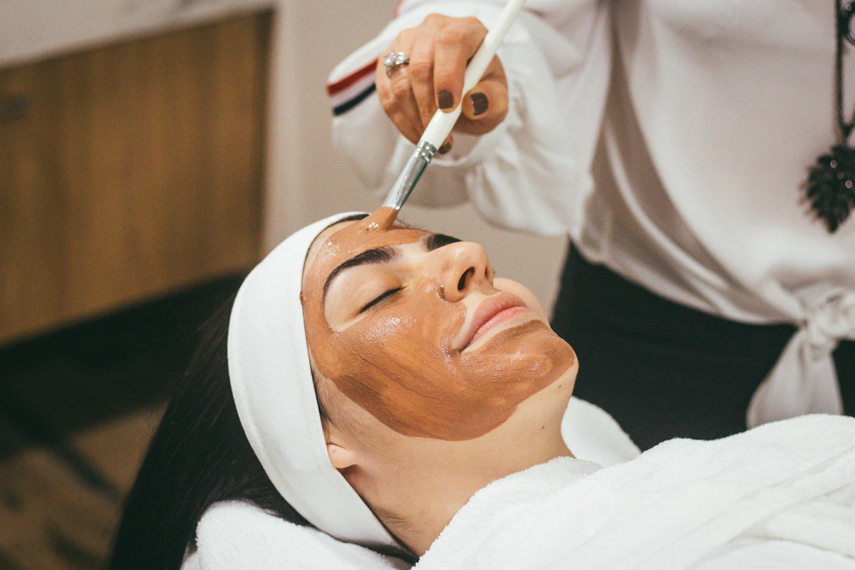 Aplicación de una máscara facial durante un tratamiento de piel